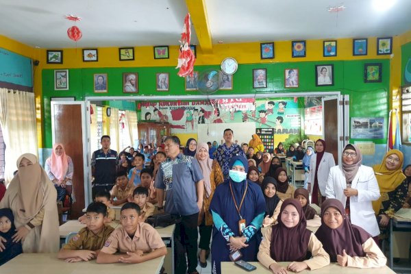 HUT FK Unhas, Alumni Kedokteran Angkatan 92 Periksa USG dan Bagikan Susu Ibu Hamil Hingga Edukasi Siswa SD