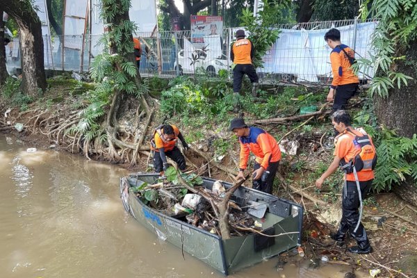 Jelang Penilaian Adipura, BPBD Makassar Terus Bergerak Bersihkan Kanal Inspeksi PDAM