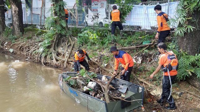 Jelang Penilaian Adipura, BPBD Makassar Terus Bergerak Bersihkan Kanal Inspeksi PDAM