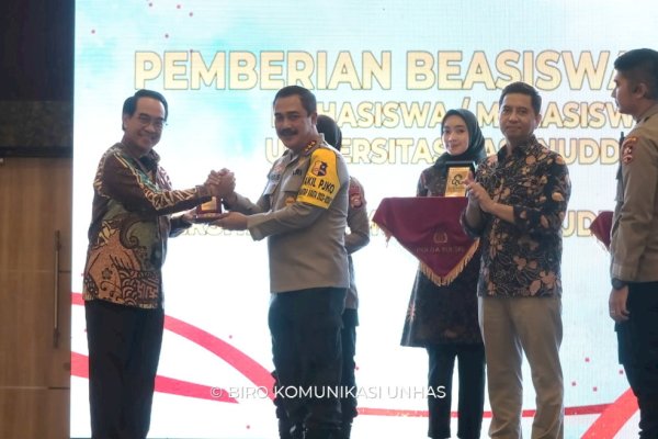 80 Mahasiswa Unhas Terima Bantuan Dana Pendidikan dari Kepolisian Republik Indonesia