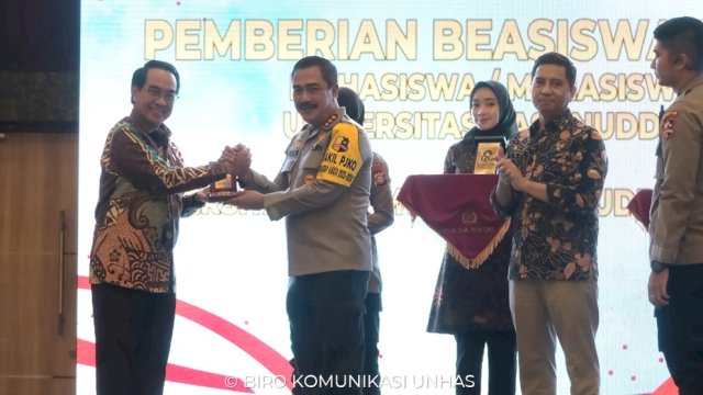 80 Mahasiswa Unhas Terima Bantuan Dana Pendidikan dari Kepolisian Republik Indonesia