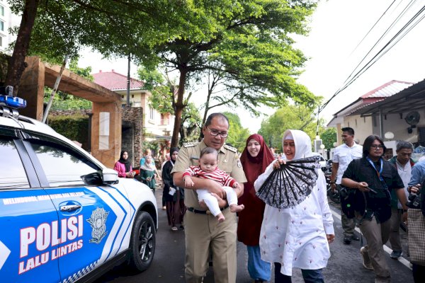 Wali Kota Danny Gendong Cucu Menuju TPS, Pengamanan Pemilu di Makassar Aman-Lancar