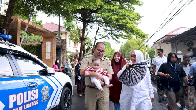 Wali Kota Danny Gendong Cucu Menuju TPS, Pengamanan Pemilu di Makassar Aman-Lancar