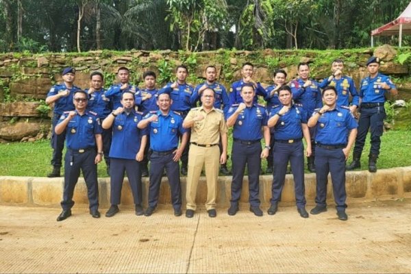 Danny Titipkan Semangat Juara kepada Damkar Makassar pada HUT Damkar ke-105 di Surabaya