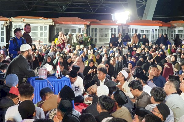 Disambut Ribuan Jemaah, Ustadz Khalid Basalamah Gelar Dakwah di Makassar