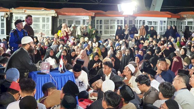 Disambut Ribuan Jemaah, Ustadz Khalid Basalamah Gelar Dakwah di Makassar