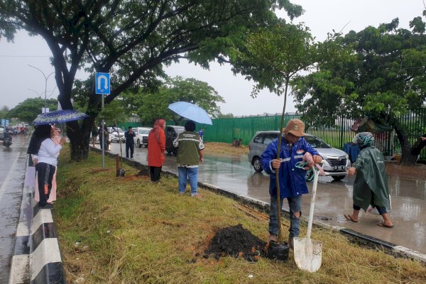 Revitalisasi Lapangan Karebosi, Dispora dan DLH Makassar Tanam 2020 Batang Pohon