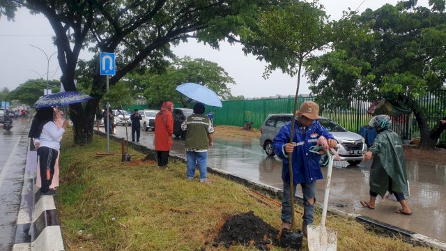 Revitalisasi Lapangan Karebosi, Dispora dan DLH Makassar Tanam 2020 Batang Pohon