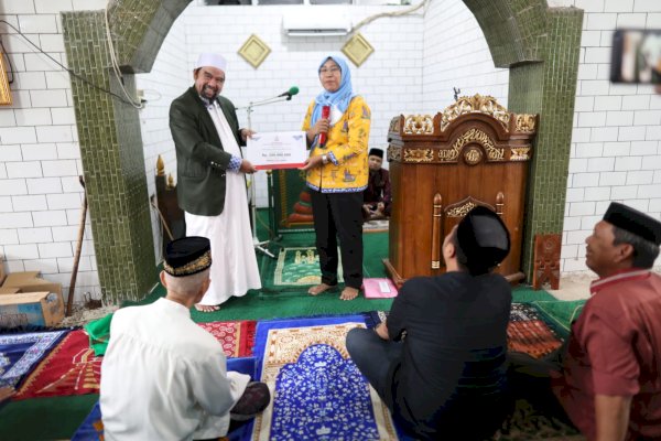 Dana Hibah Pemkot Makassar Dukung Pembangunan Masjid: Diskominfo Serahkan 100 Juta Rupiah