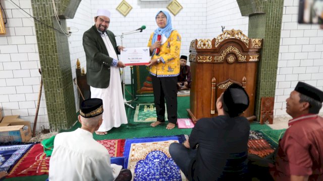 Dana Hibah Pemkot Makassar Dukung Pembangunan Masjid: Diskominfo Serahkan 100 Juta Rupiah