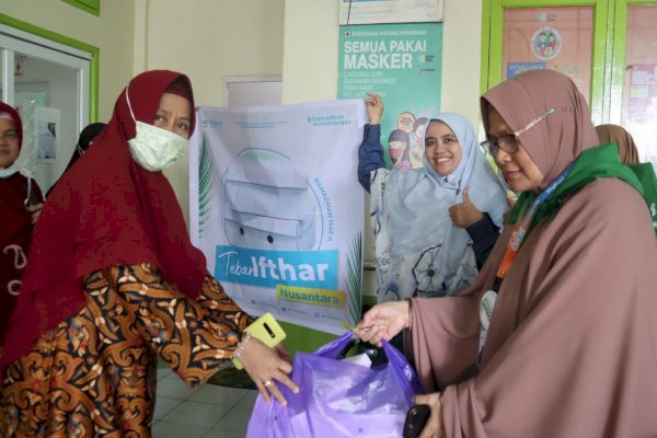 Tenaga medis Puskesmas Menikmati Ramadan bersama Muslimah Wahdah Pusat