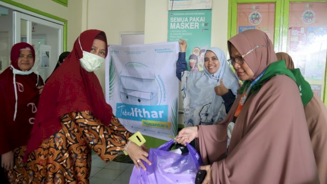 Tenaga medis Puskesmas Menikmati Ramadan bersama Muslimah Wahdah Pusat