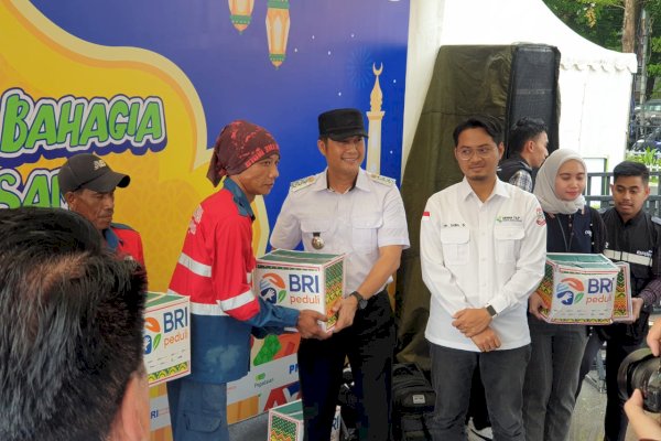 Petugas Kebersihan Hingga Warga Terima 1500 Paket Sembako dari BRI dan Kecamatan Mariso