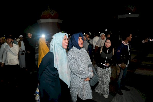 Indira Yusuf Ismail Serahkan Undian Umrah Jemaah I’tikaf