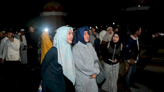 Indira Yusuf Ismail Serahkan Undian Umrah Jemaah I&#8217;tikaf