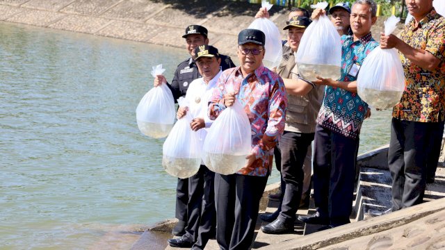 Danny Pomanto Lepas Puluhan Ribu Benih Ikan Air Tawar di Waduk Nipa-Nipa