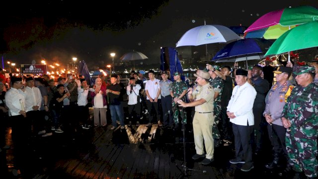 Danny Pomanto Lepas Peserta Pawai Obor dan Takbir Keliling 1 Syawal 1445 H: Bukti Makassar Kota Damai