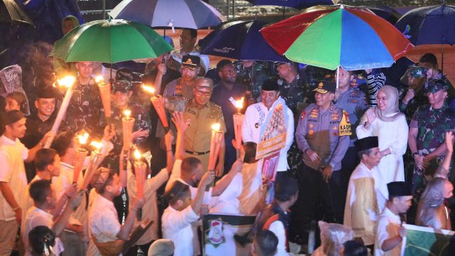 Pj Gubernur Sulsel Apresiasi Wali Kota Makassar Gelar Festival Takbir dan Obor Tepian Air Sambut Idul Fitri