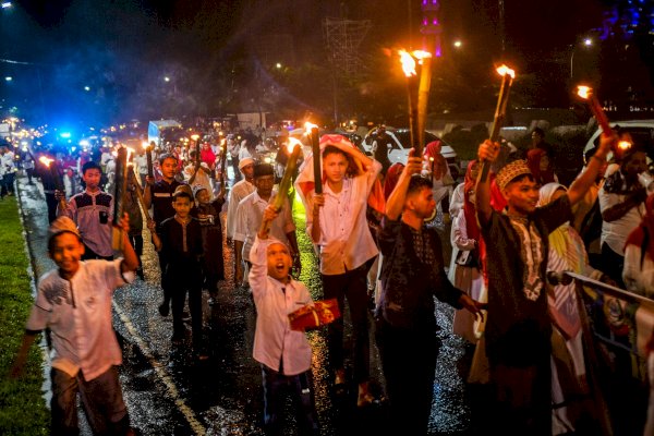 Guyuran Hujan Tak Surutkan Semangat Peserta Festival Takbir dan Obor Tepian Air