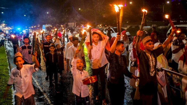 Guyuran Hujan Tak Surutkan Semangat Peserta Festival Takbir dan Obor Tepian Air