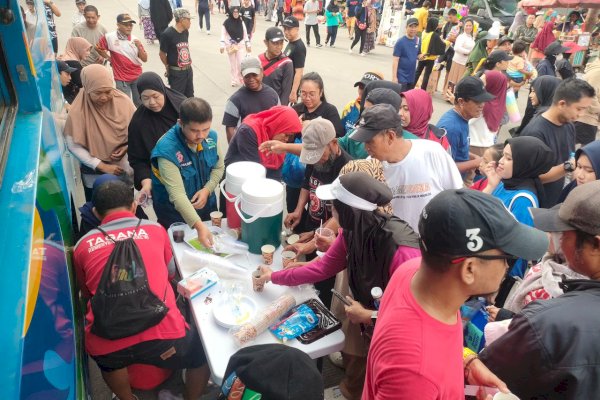 Gunakan Mobil Kapurung, Dinas Sosial Kota Makassar Berbagi Sarapan Di CFD Boulevard