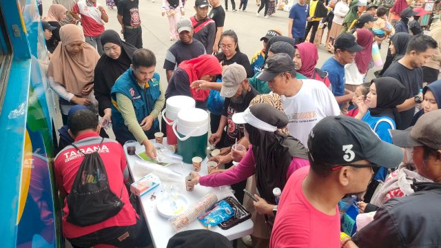 Gunakan Mobil Kapurung, Dinas Sosial Kota Makassar Berbagi Sarapan Di CFD Boulevard