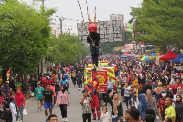 Damkar Makassar Edukasi Warga Dengan Konsep Play With Flying Fox