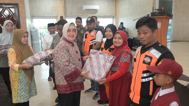 Indira Yusuf Ismail Serahkan Penghargaan ke Satgas Berdedikasi Saat Halalbihalal di Dua Kecamatan