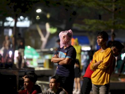 Tidak Peduli Guyuran Hujan, Masyarakat Antusias Nobar Indonesia Vs Irak di Pantai Losari