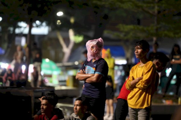 Tidak Peduli Guyuran Hujan, Masyarakat Antusias Nobar Indonesia Vs Irak di Pantai Losari