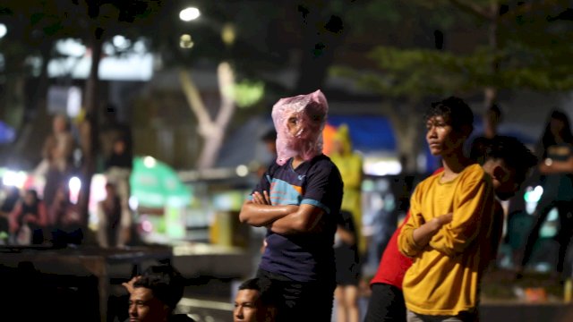 Tidak Peduli Guyuran Hujan, Masyarakat Antusias Nobar Indonesia Vs Irak di Pantai Losari