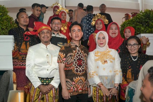 Wakil Presiden Terpilih 2024, Gibran Turut Foto Bersama Peserta Karnaval Kota Makassar