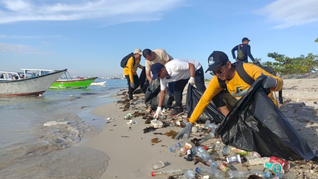 Hari Lingkungan Hidup 2024, DLH Makassar Gelar Bersih-bersih Pantai, Libatkan Warga, Perusahaan dan Komunitas