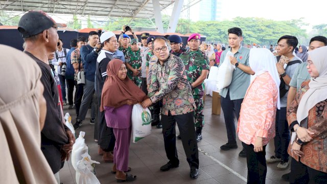 Danny Pomanto Lepas Pendistribusian Bantuan Pangan Beras Pemerintah Tahap II di Makassar