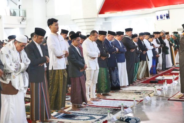 Moment Shalat Ied Adha, Pj Sekda Makassar Ajak Masyarakat Tumbuhkan Sikap Rela Berkorban