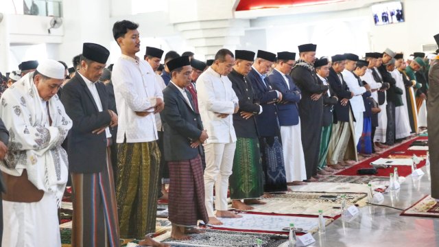 Moment Shalat Ied Adha, Pj Sekda Makassar Ajak Masyarakat Tumbuhkan Sikap Rela Berkorban