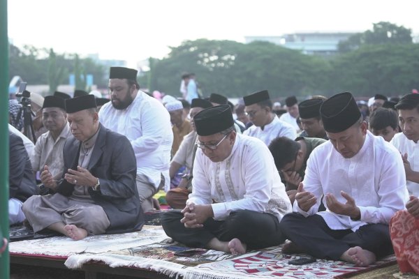 Danny Pomanto Salat Id Bersama Warga Makassar di Karebosi: Semangat Berkurban Makin Baik