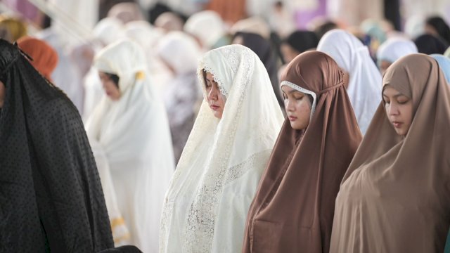 Indira Yusuf Ismail Shalat Id di Lapangan Karebosi bersama Keluarga dan Ribuan Warga Makassar