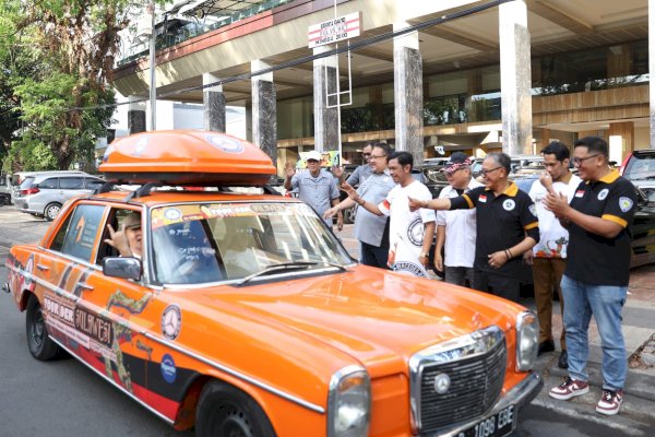 PJ Sekda Makassar Lepas Peserta Mercedes Benz Klasik Tour Der Sulawesi