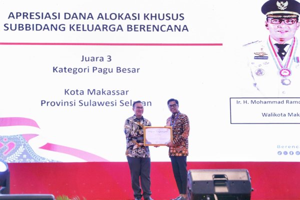 Realisasi dan Serapan Anggaran Tinggi BOKB, PJ Sekda Makassar Terima Penghargaan dari BKKBN