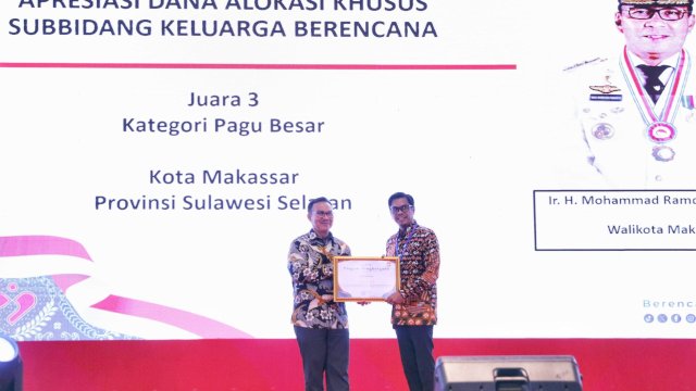Realisasi dan Serapan Anggaran Tinggi BOKB, PJ Sekda Makassar Terima Penghargaan dari BKKBN