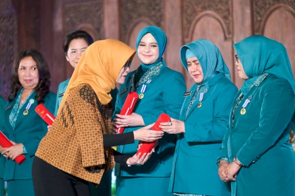 Komitmen Indira Yusuf Ismail dalam Pembinaan Dasawisma Berbuah Penghargaan Nasional