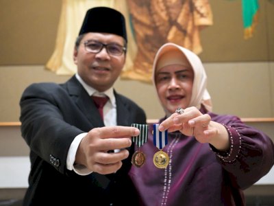 Ketua TP PKK Kota Makassar Dampingi Wali Kota Makassar Terima Penghargaan Satyalencana Wira Karya BKKBN RI