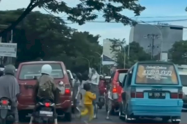 Manusia Silver Hendak Kabur Saat Ditertibkan, TRC Saribattang Dinsos Makassar Kejar Hingga Ke Rumah