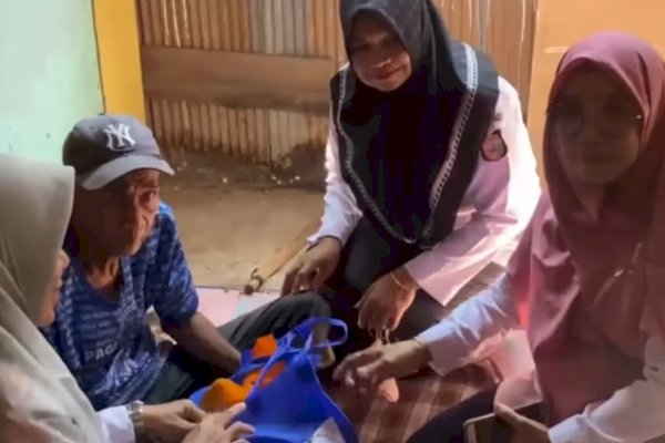 Dinsos Makassar Peduli Berikan Bantuan Kepada Lansia Terlantar dan Anak Stunting