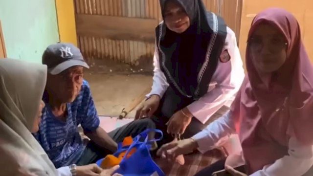 Dinsos Makassar Peduli Berikan Bantuan Kepada Lansia Terlantar dan Anak Stunting