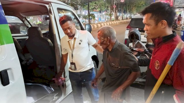 Menindaklanjuti Laporan Masyarakat, Dinsos Makassar Berhasil Temukan dan Pulangkan Seorang Kakek Terlantar Di Jalan