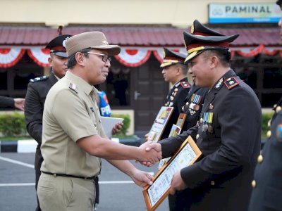 Danny Pomanto Terima Penghargaan dari Kapolda Sulsel pada Hari Bhayangkara di Mapolda Sulsel