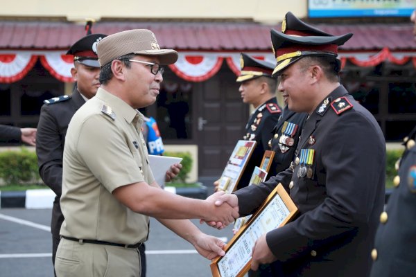 Danny Pomanto Terima Penghargaan dari Kapolda Sulsel pada Hari Bhayangkara di Mapolda Sulsel