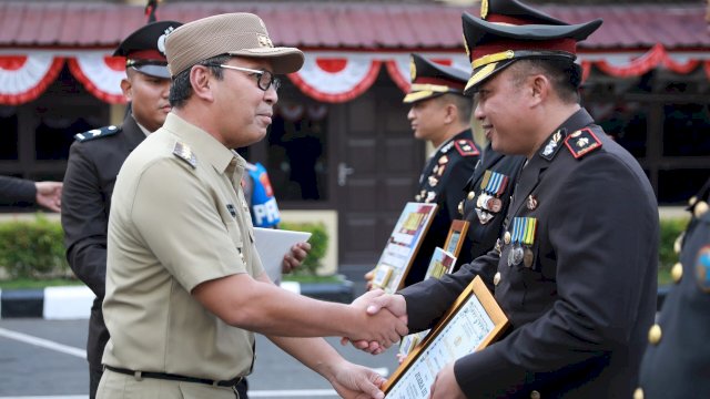 Danny Pomanto Terima Penghargaan dari Kapolda Sulsel pada Hari Bhayangkara di Mapolda Sulsel